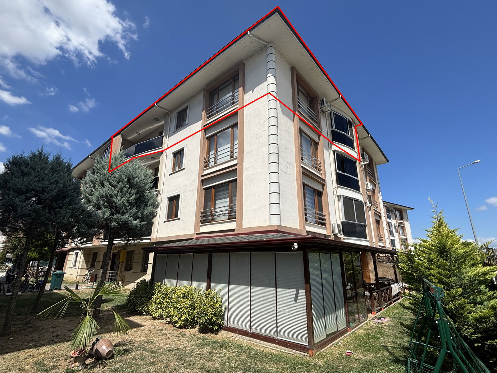 LALEZAR KONAKLARI'NDA 3+1 145 M2 SATILIK DAİRE