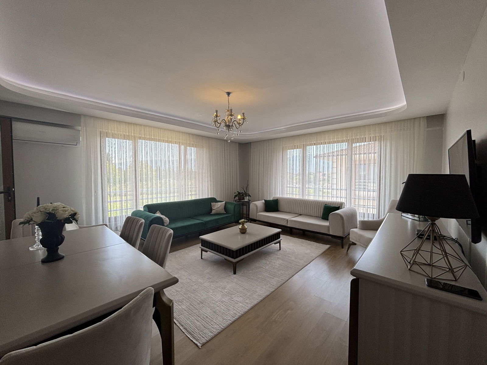 LALEZAR KONAKLARI'NDA 3+1 145 M2 SATILIK DAİRE