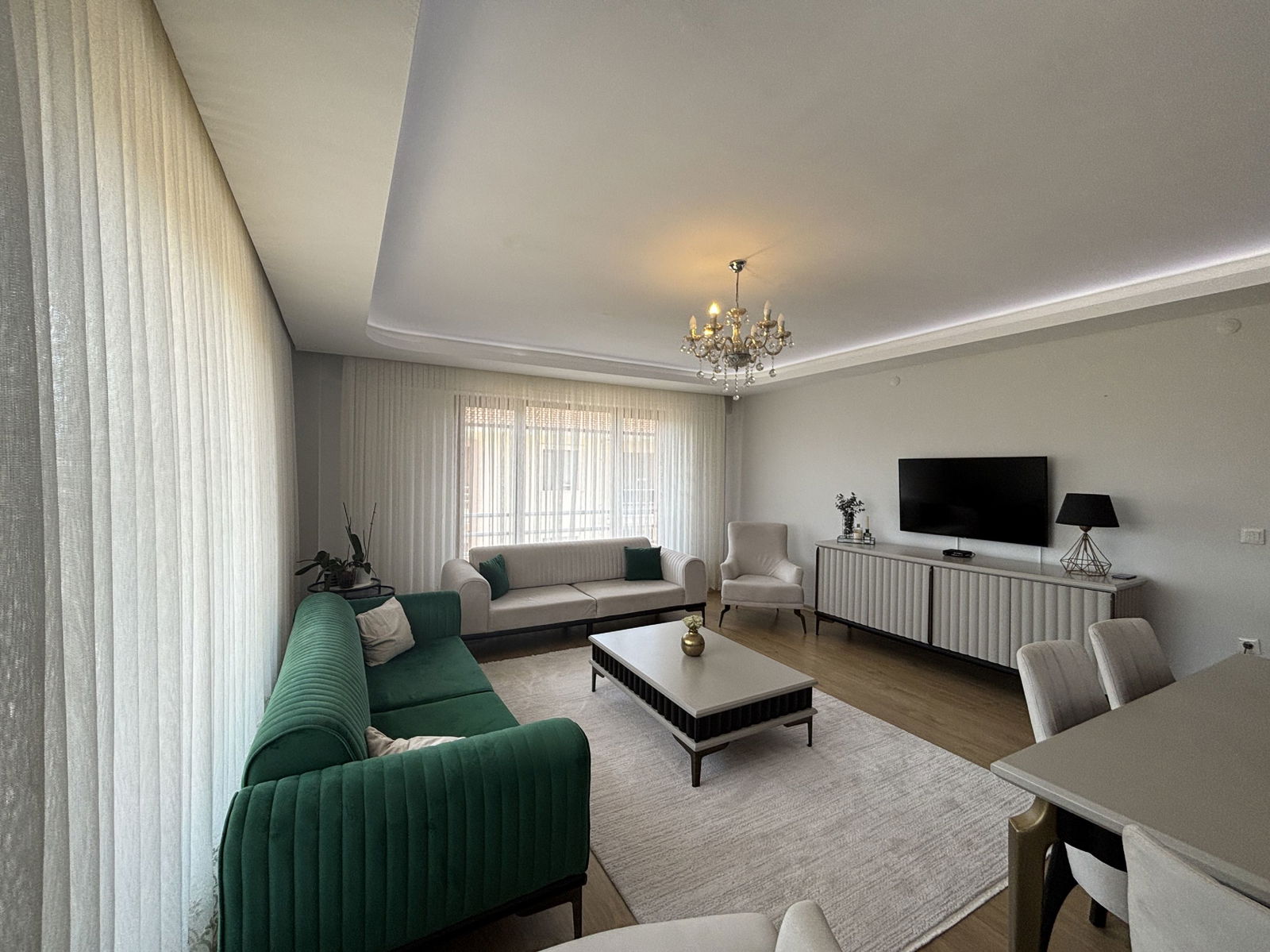 LALEZAR KONAKLARI'NDA 3+1 145 M2 SATILIK DAİRE