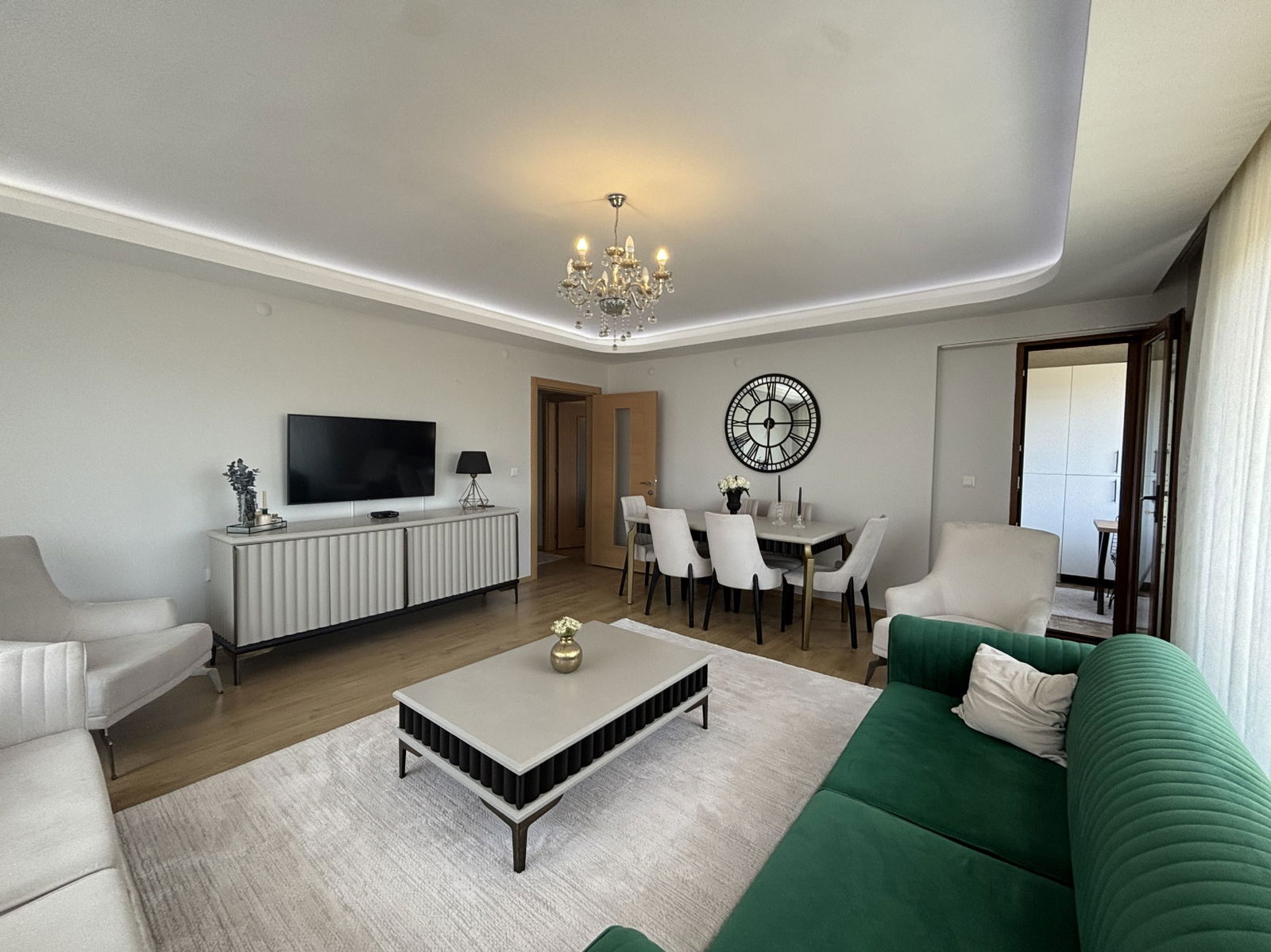 LALEZAR KONAKLARI'NDA 3+1 145 M2 SATILIK DAİRE
