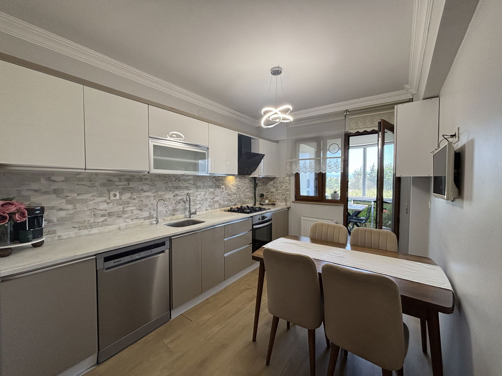 LALEZAR KONAKLARI'NDA 3+1 145 M2 SATILIK DAİRE