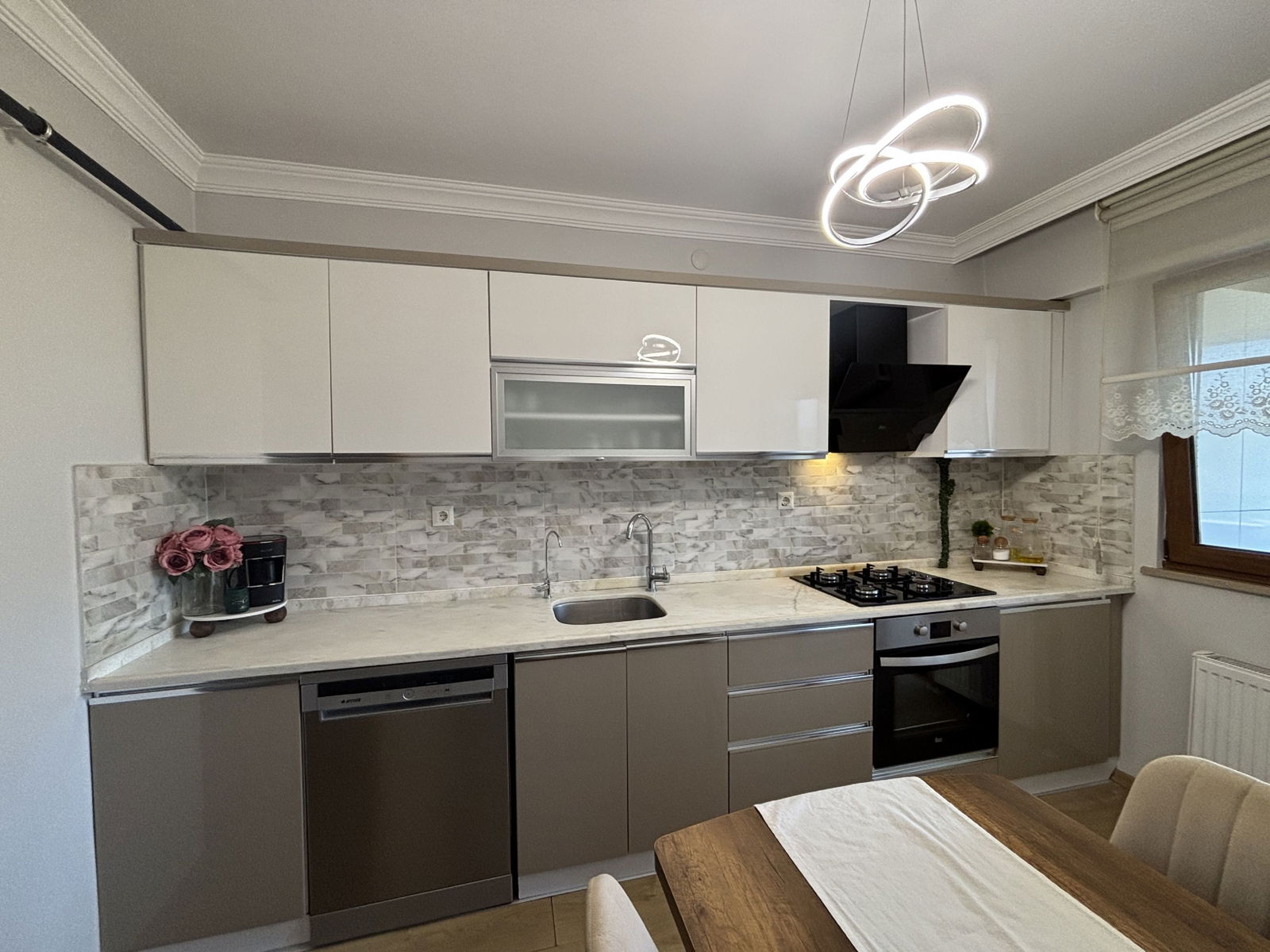 LALEZAR KONAKLARI'NDA 3+1 145 M2 SATILIK DAİRE