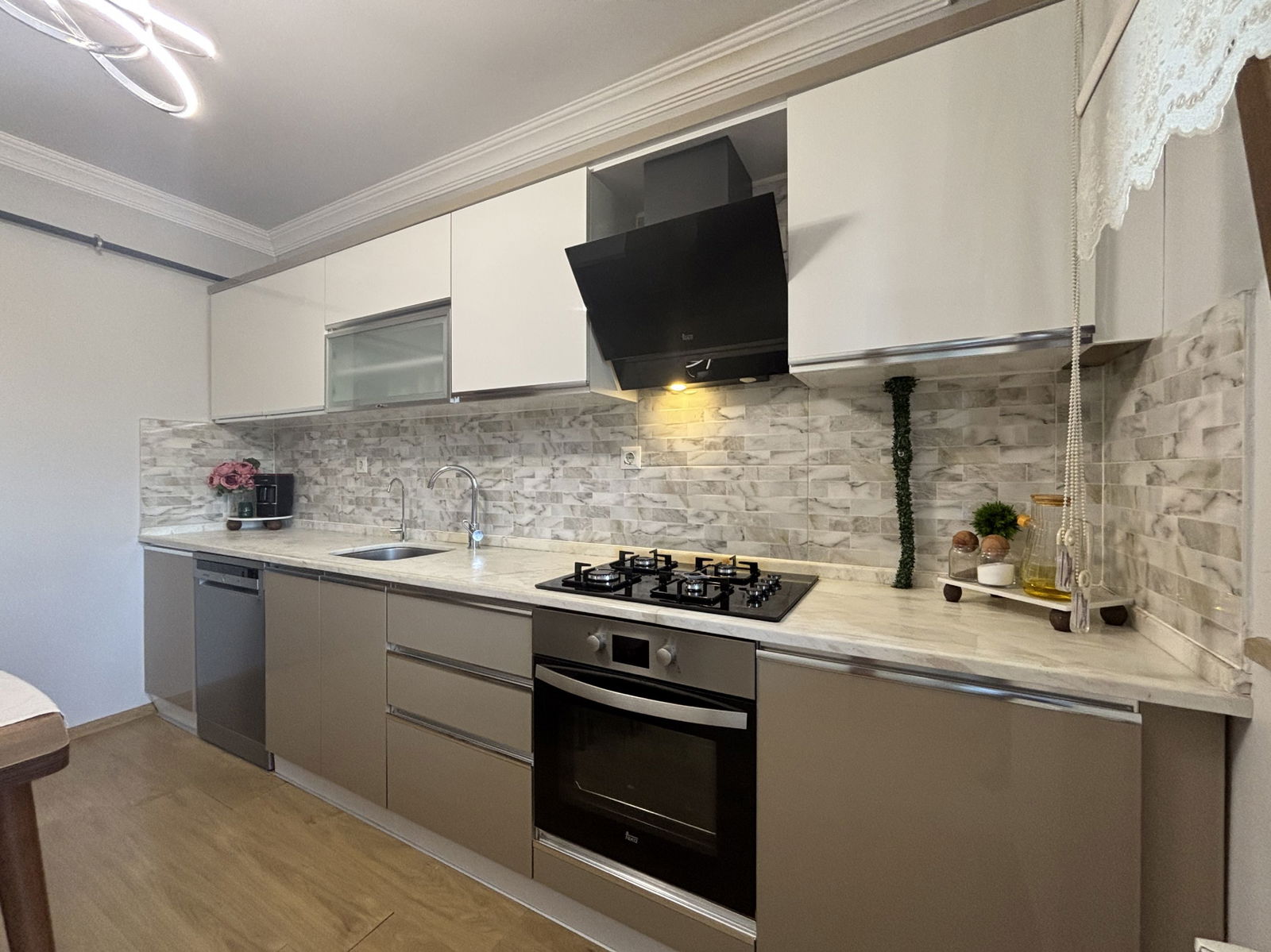 LALEZAR KONAKLARI'NDA 3+1 145 M2 SATILIK DAİRE