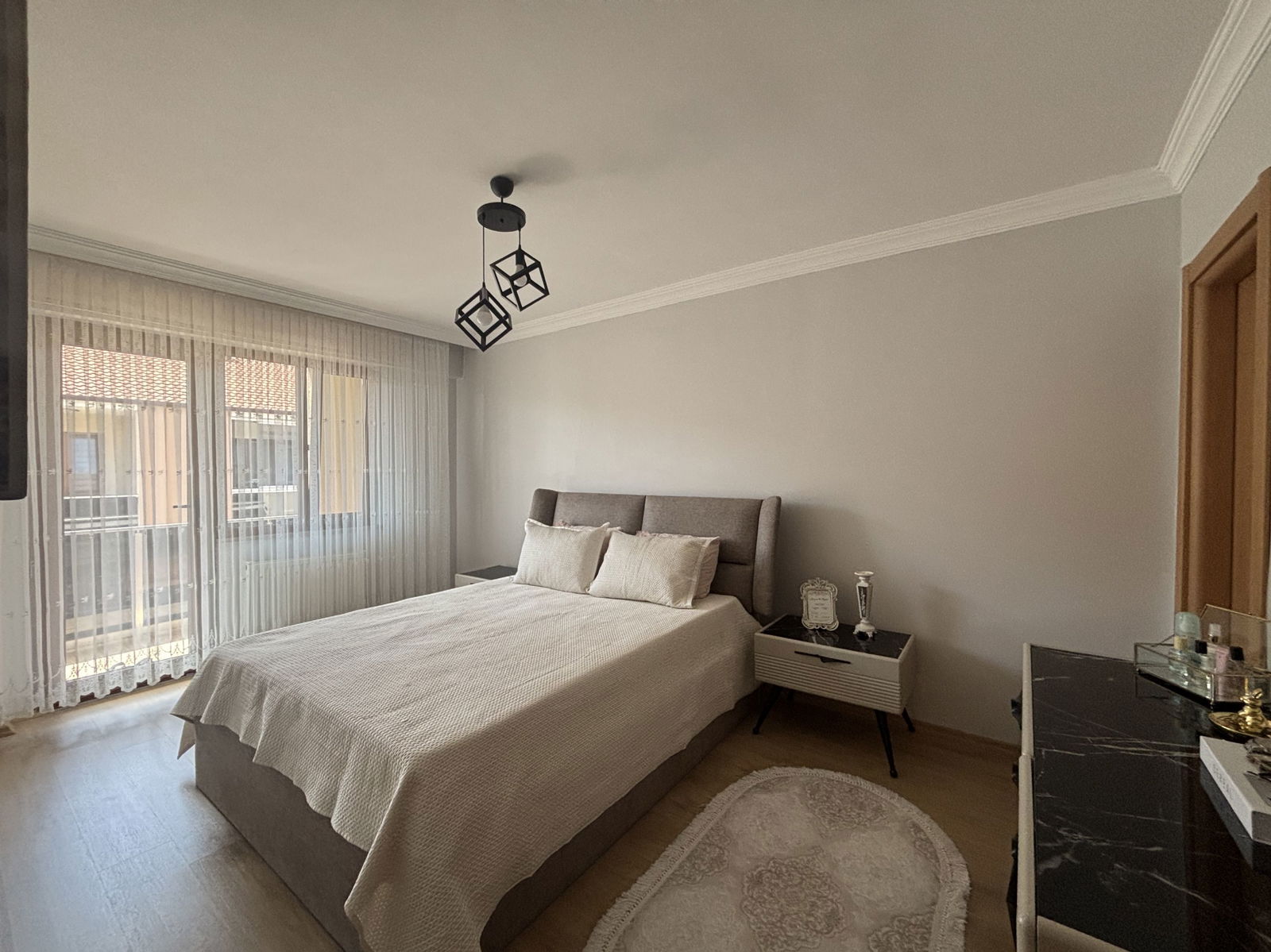 LALEZAR KONAKLARI'NDA 3+1 145 M2 SATILIK DAİRE