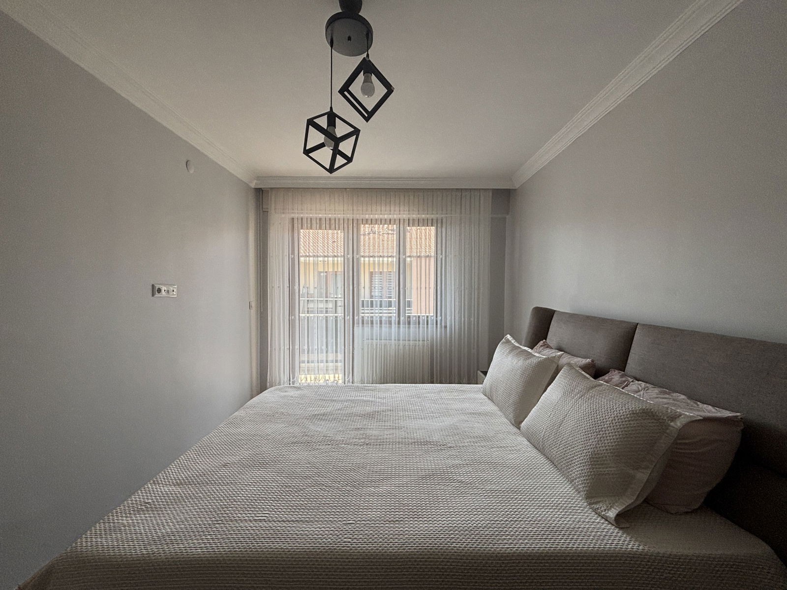 LALEZAR KONAKLARI'NDA 3+1 145 M2 SATILIK DAİRE