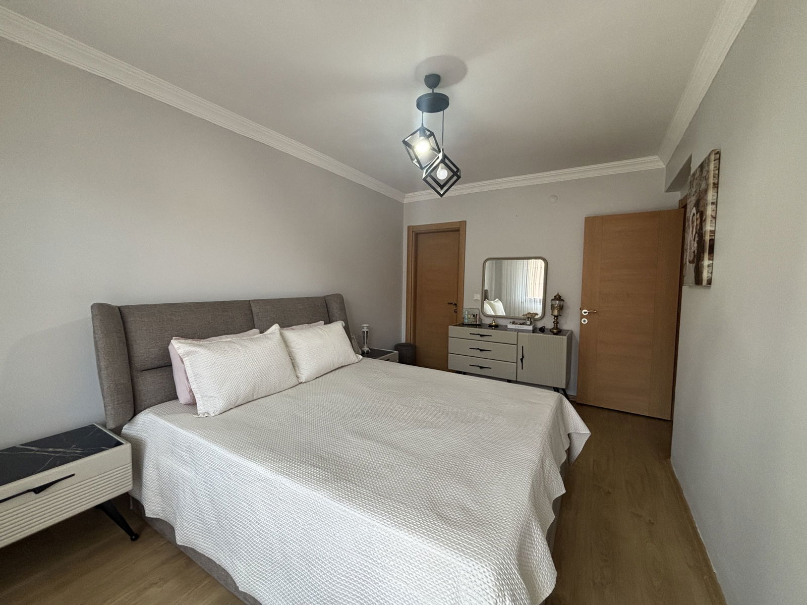 LALEZAR KONAKLARI'NDA 3+1 145 M2 SATILIK DAİRE