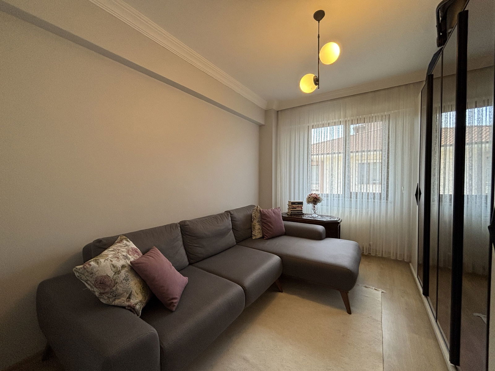 LALEZAR KONAKLARI'NDA 3+1 145 M2 SATILIK DAİRE