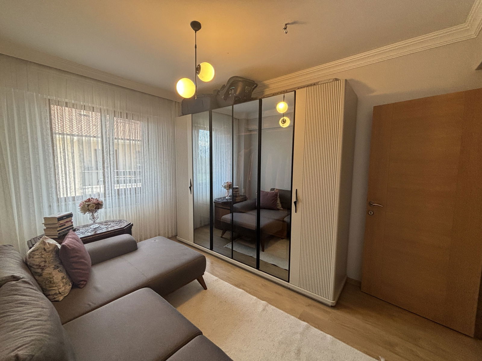 LALEZAR KONAKLARI'NDA 3+1 145 M2 SATILIK DAİRE