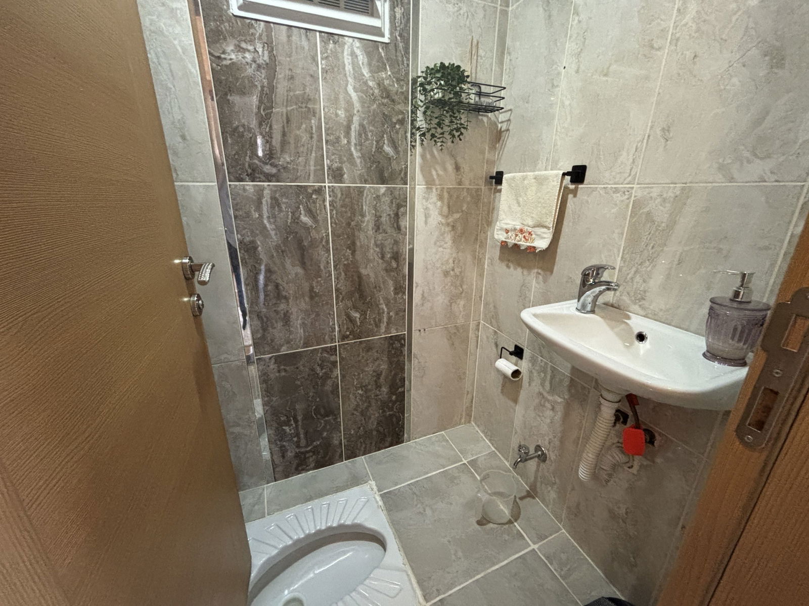 LALEZAR KONAKLARI'NDA 3+1 145 M2 SATILIK DAİRE