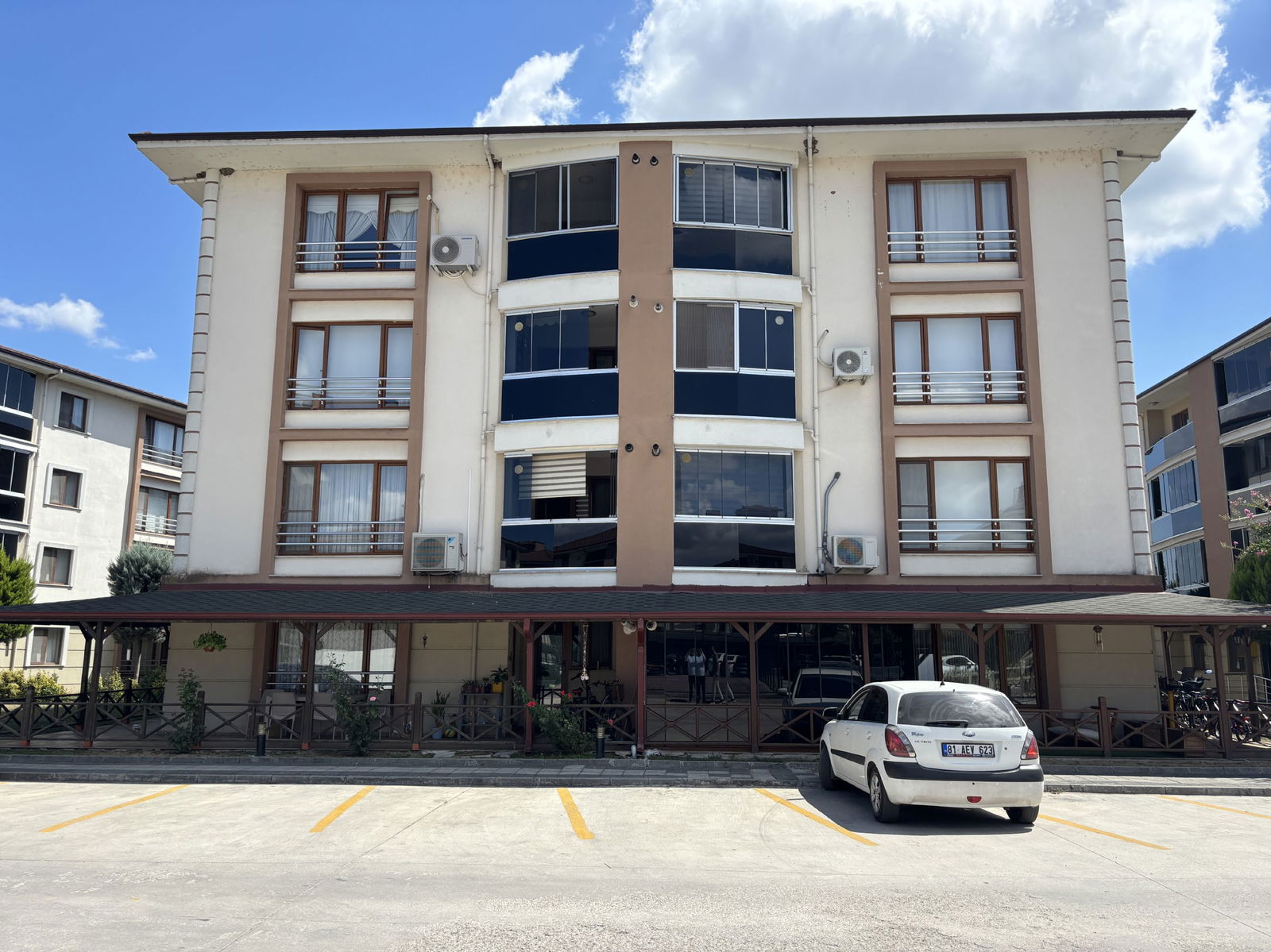 LALEZAR KONAKLARI'NDA 3+1 145 M2 SATILIK DAİRE