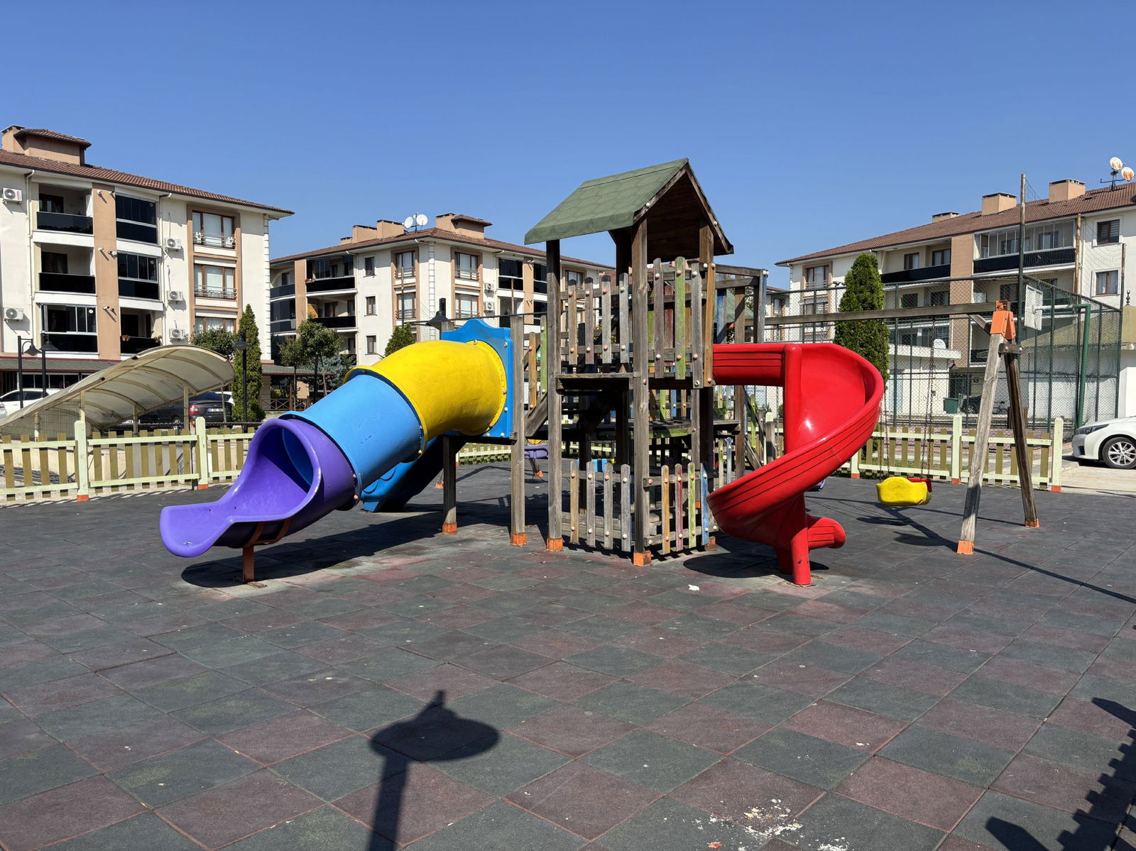 LALEZAR KONAKLARI'NDA 3+1 145 M2 SATILIK DAİRE