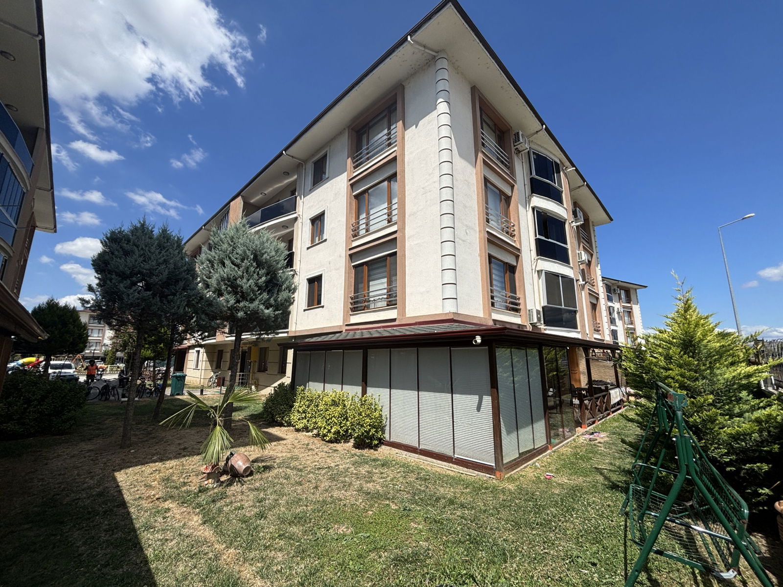 LALEZAR KONAKLARI'NDA 3+1 145 M2 SATILIK DAİRE