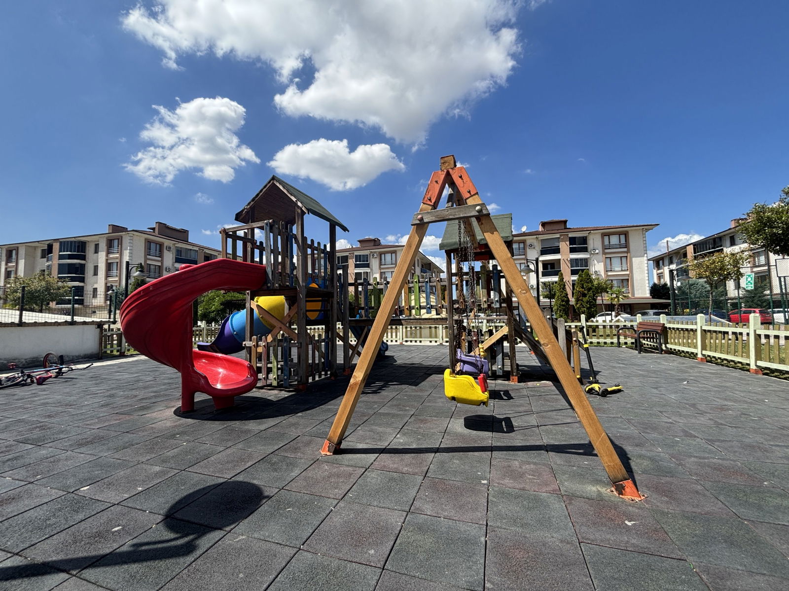 LALEZAR KONAKLARI'NDA 3+1 145 M2 SATILIK DAİRE