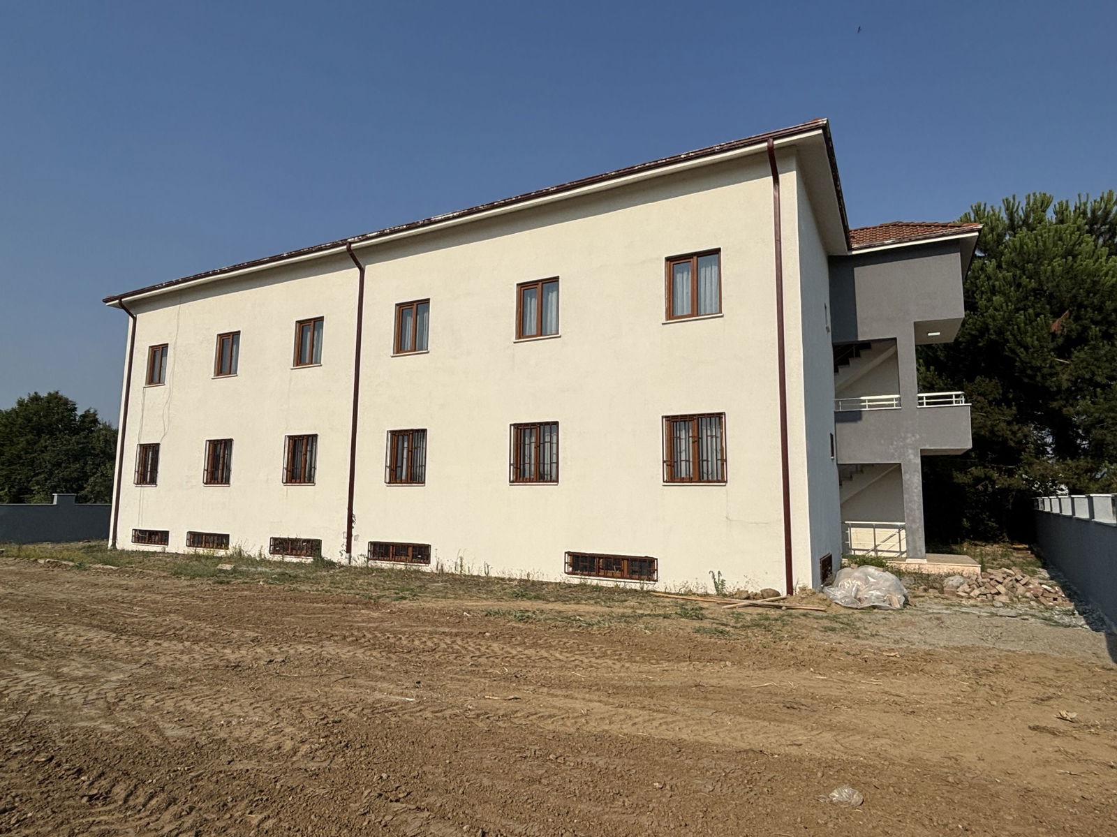 ŞIRALIK'TA 1000 M2 ARSA İÇERİSİNDE 24 ODALI KİRALIK YURT BİNASI