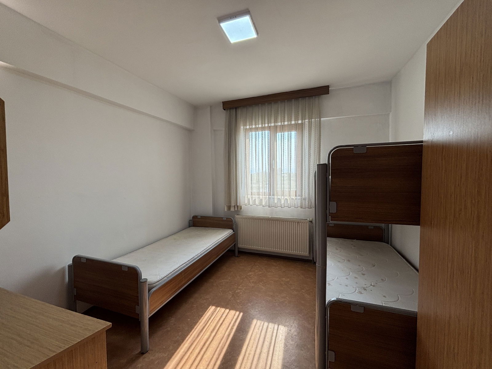 ŞIRALIK'TA 1000 M2 ARSA İÇERİSİNDE 24 ODALI KİRALIK YURT BİNASI