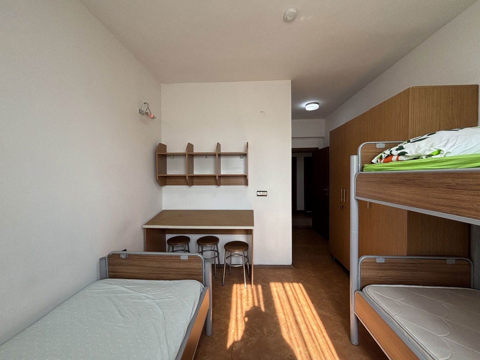 ŞIRALIK'TA 1000 M2 ARSA İÇERİSİNDE 24 ODALI KİRALIK YURT BİNASI