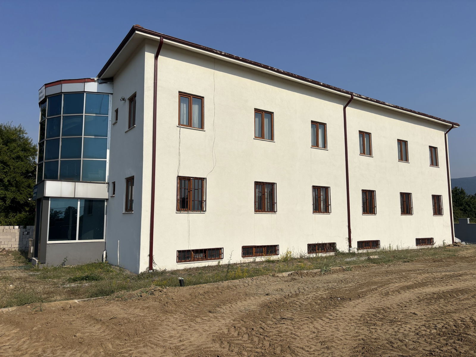 ŞIRALIK'TA 1000 M2 ARSA İÇERİSİNDE 24 ODALI KİRALIK YURT BİNASI