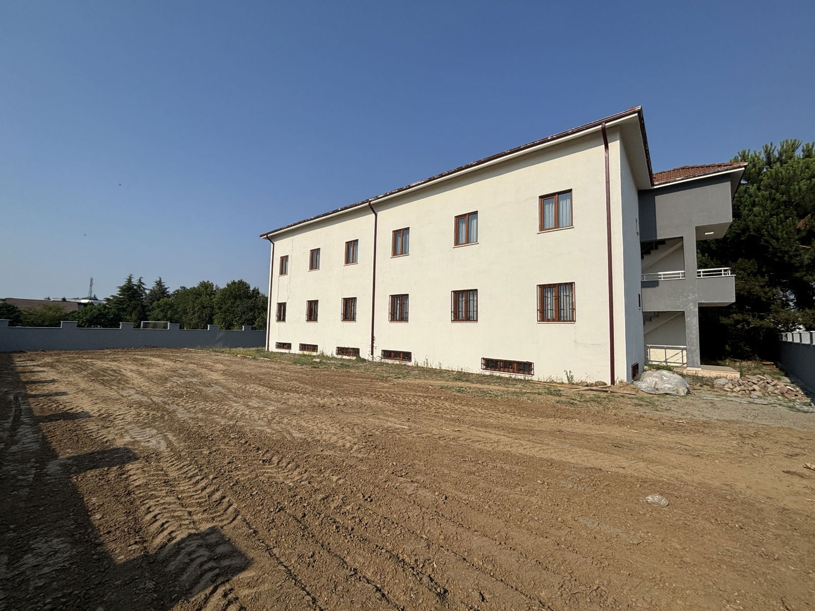 ŞIRALIK'TA 1000 M2 ARSA İÇERİSİNDE 24 ODALI KİRALIK YURT BİNASI