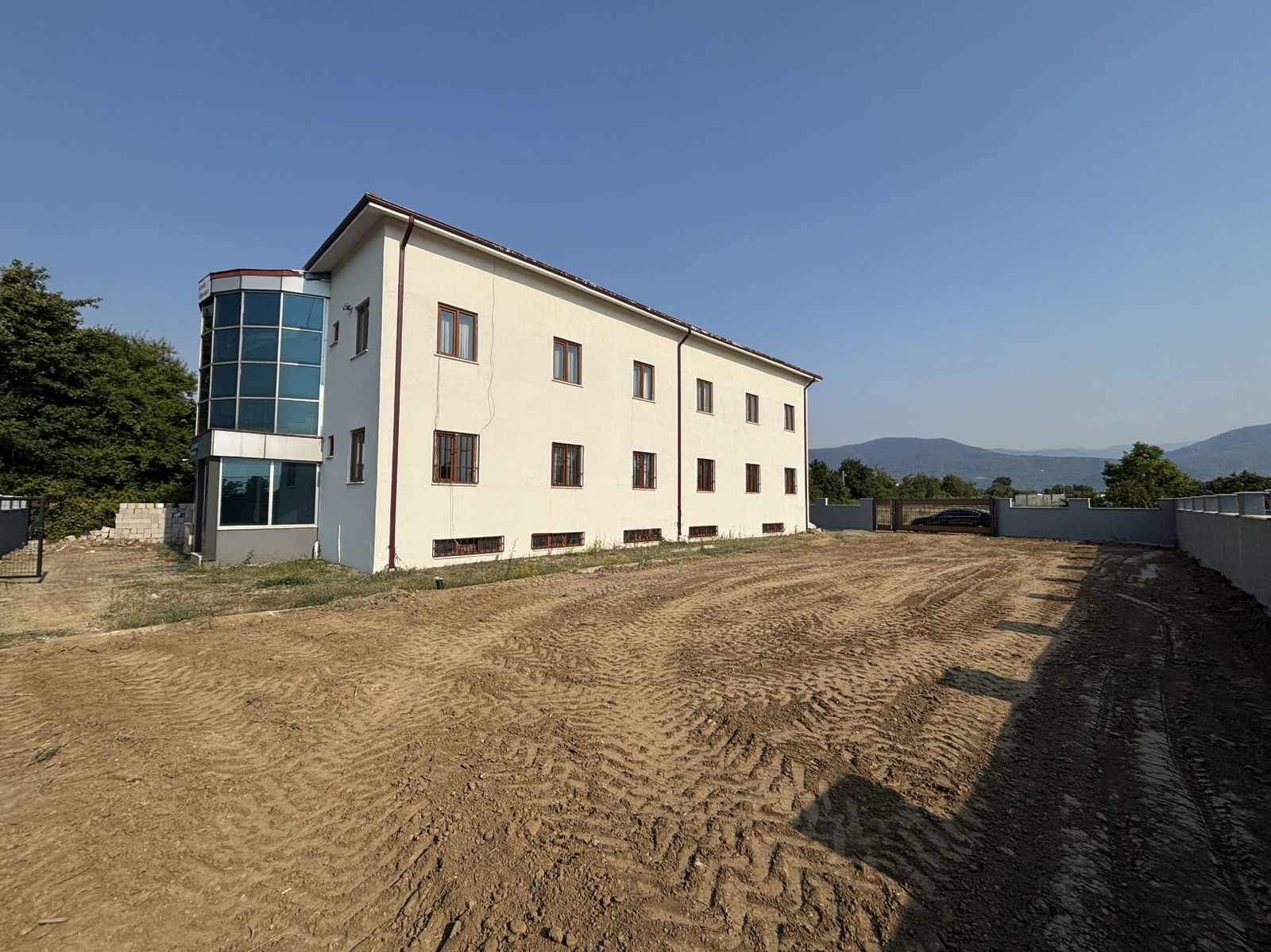 ŞIRALIK'TA 1000 M2 ARSA İÇERİSİNDE 24 ODALI KİRALIK YURT BİNASI