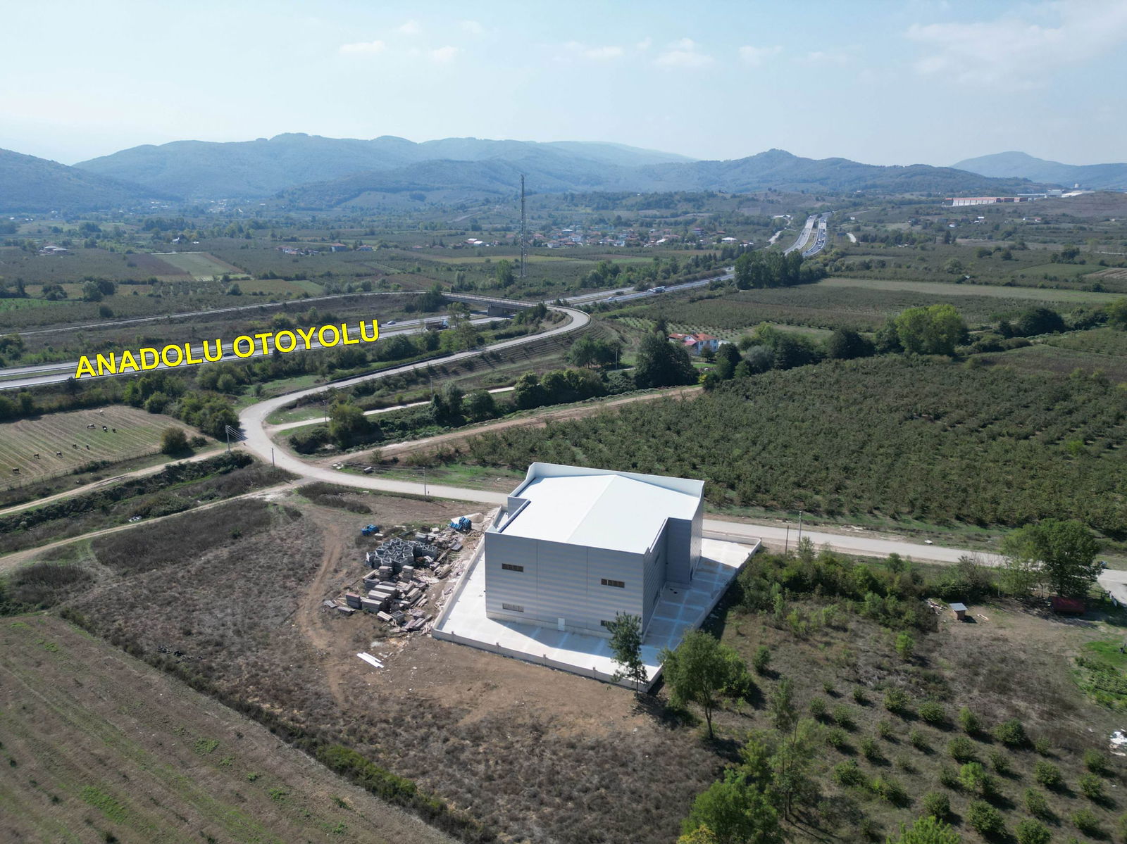 GÜMÜŞOVA HACIKADİRLER'DE 2000 M2 KİRALIK FABRİKA