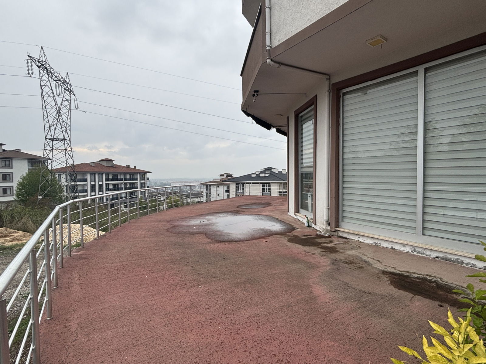 KONURALP ÜNİVERSİTE YERLEŞKESİNDE 194 M2 KİRALIK DÜKKAN