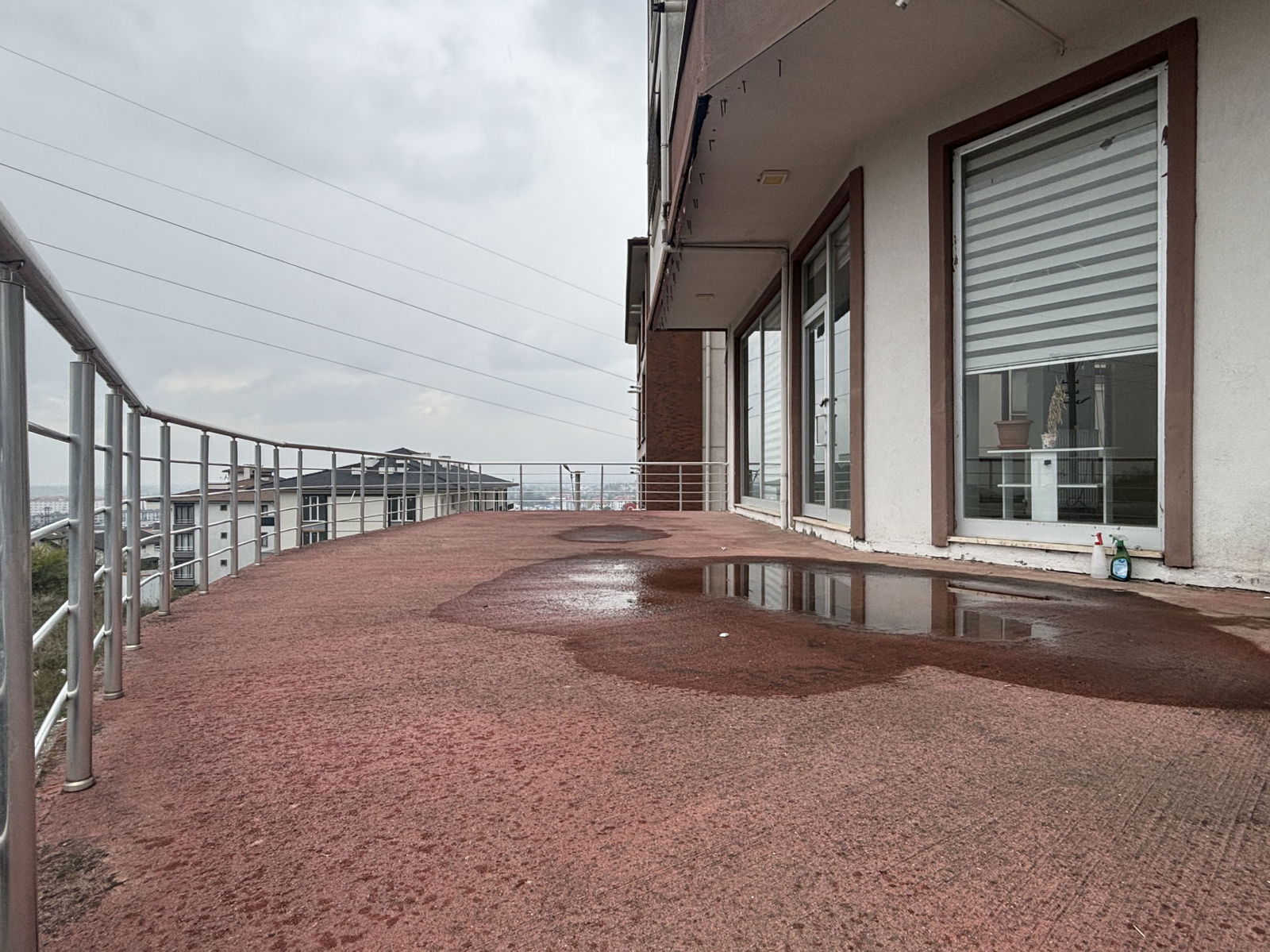 KONURALP ÜNİVERSİTE YERLEŞKESİNDE 194 M2 KİRALIK DÜKKAN