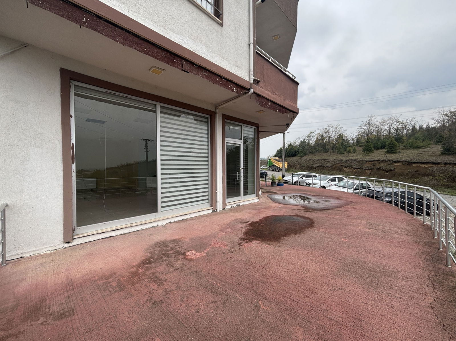 KONURALP ÜNİVERSİTE YERLEŞKESİNDE 194 M2 KİRALIK DÜKKAN