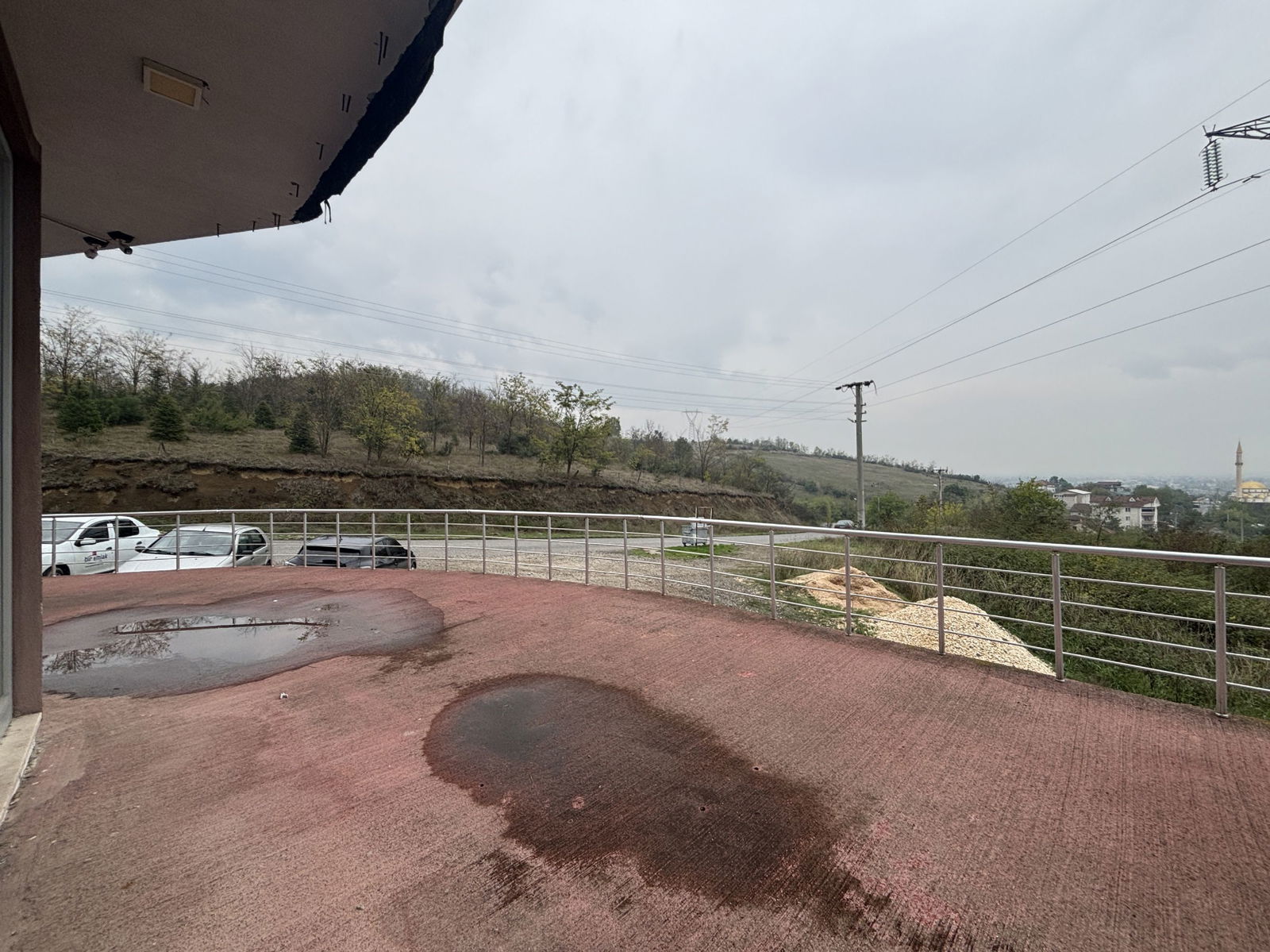 KONURALP ÜNİVERSİTE YERLEŞKESİNDE 194 M2 KİRALIK DÜKKAN