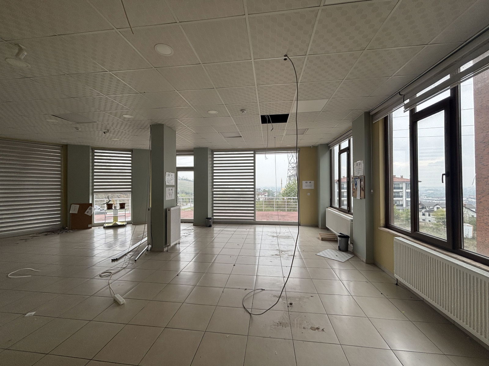 KONURALP ÜNİVERSİTE YERLEŞKESİNDE 194 M2 KİRALIK DÜKKAN