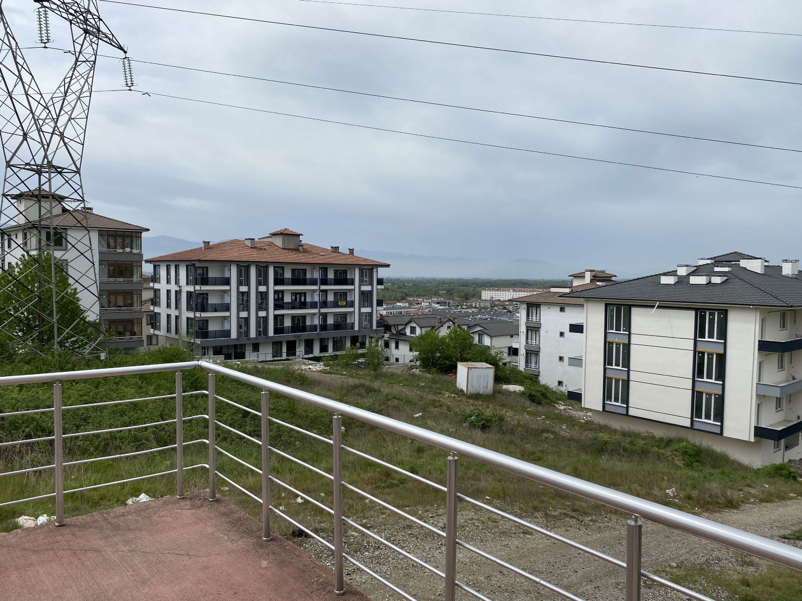 KONURALP ÜNİVERSİTE YERLEŞKESİNDE 194 M2 KİRALIK DÜKKAN