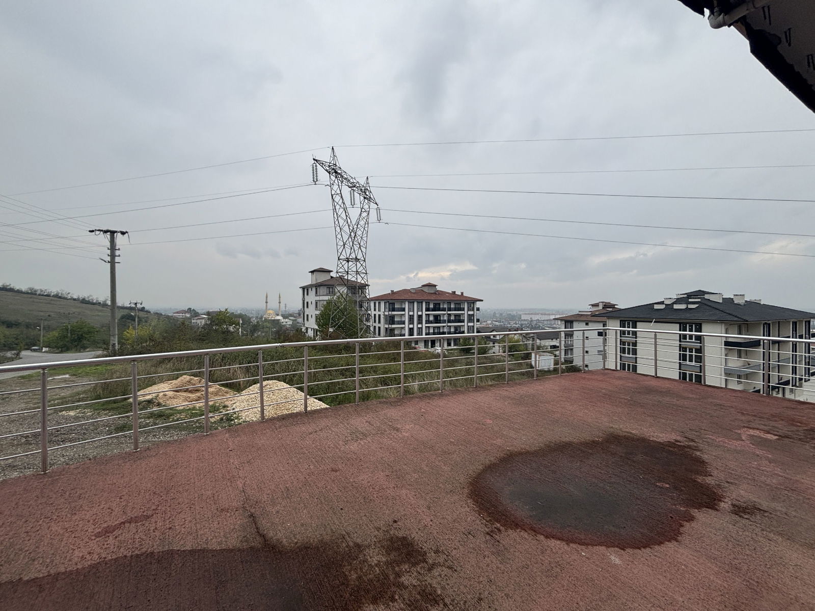 KONURALP ÜNİVERSİTE YERLEŞKESİNDE 194 M2 KİRALIK DÜKKAN