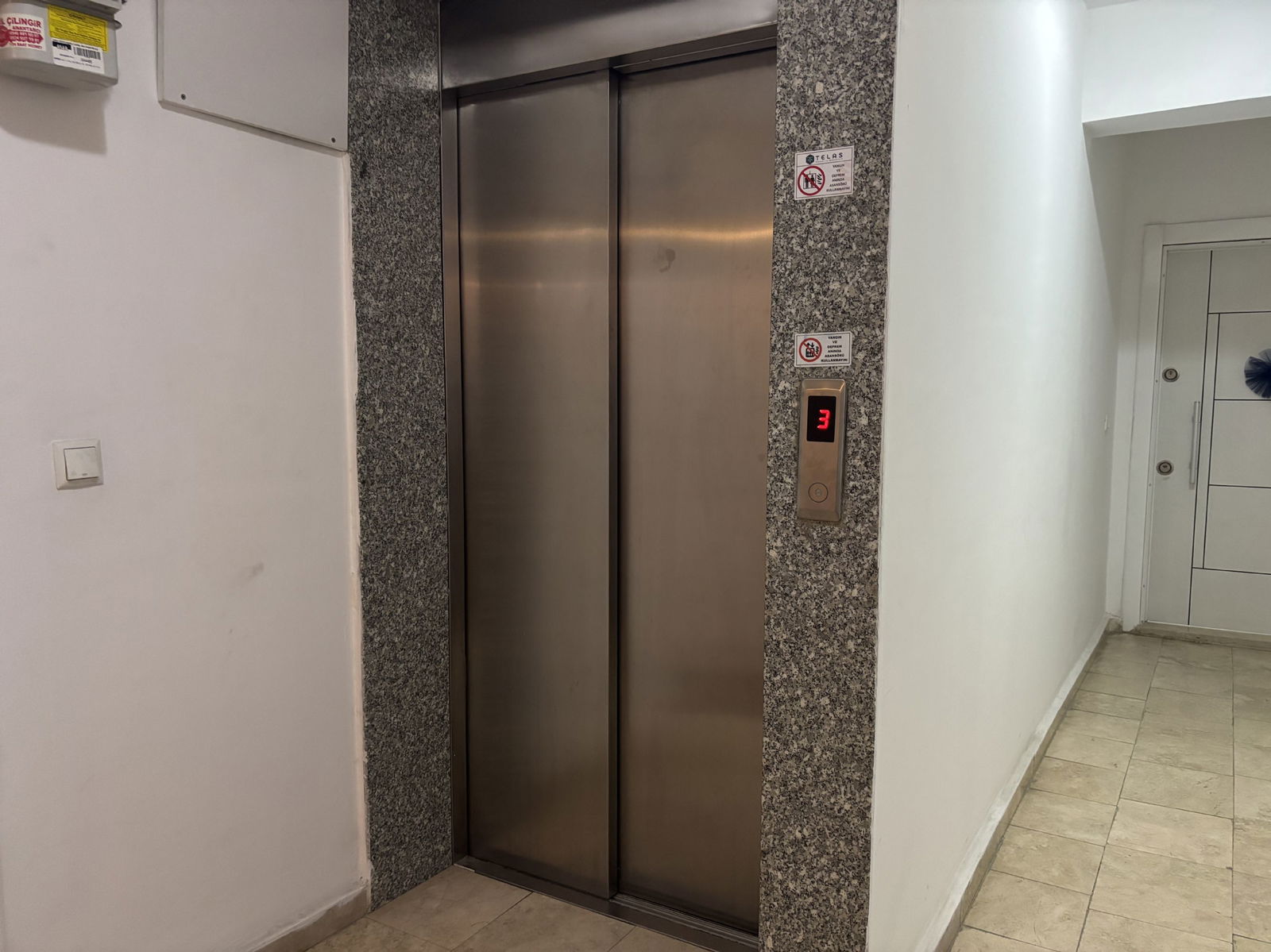 HAMİDİYE MAHALLESİ'NDE 2+1 100 M2 SATILIK ARA KAT DAİRE