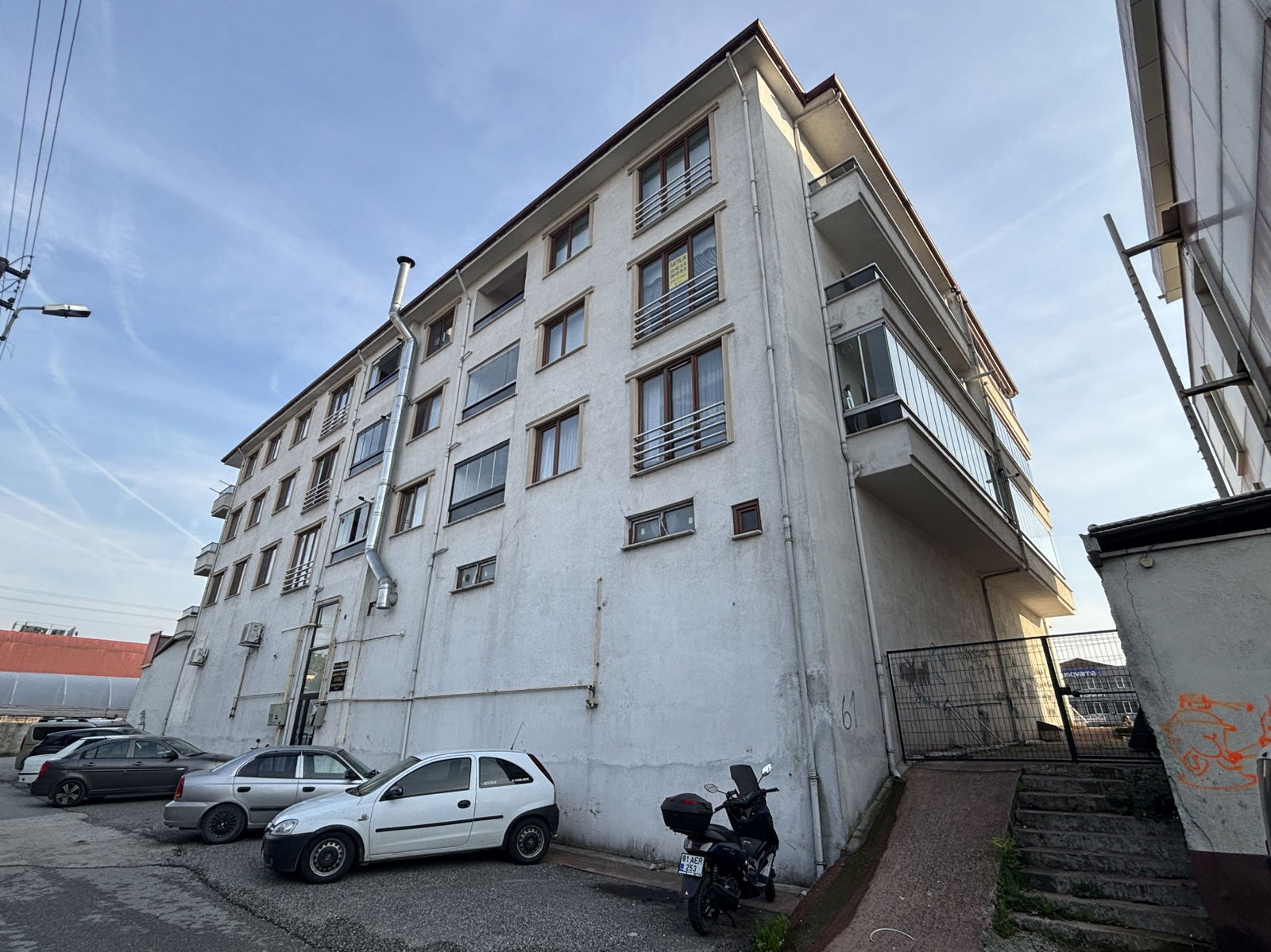 HAMİDİYE MAHALLESİ'NDE 2+1 100 M2 SATILIK ARA KAT DAİRE