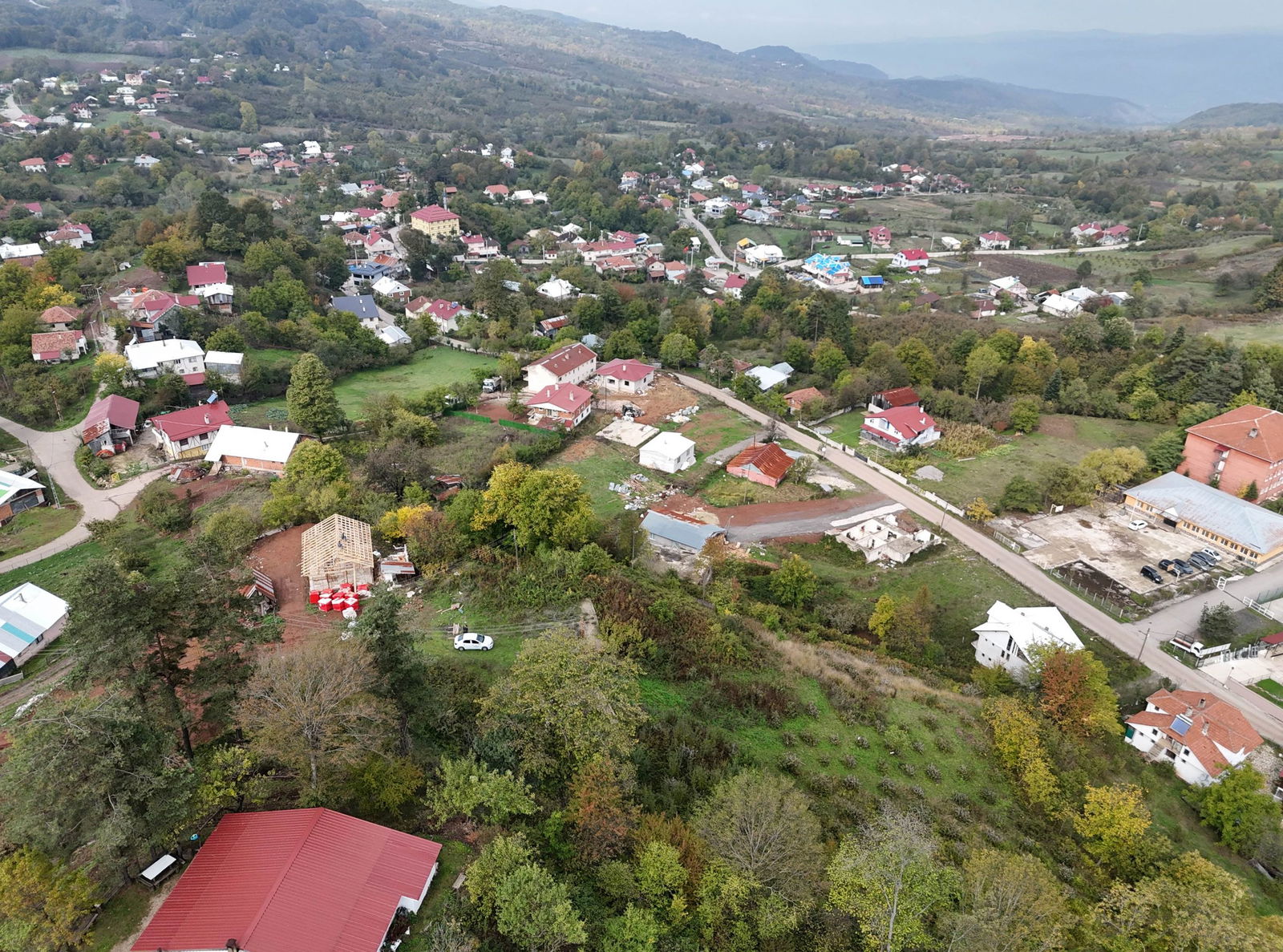 KAYNAŞLI DİPSİZGÖL'DE 976 - 1496 M2 ARASINDA SATILIK PARSELLER