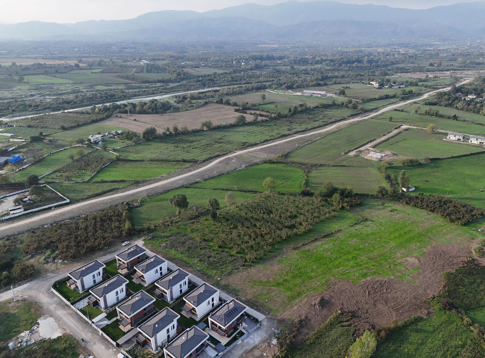 SARAYYERİ MAHALLESİ'NDE 2050 M2 SATILIK ARSA