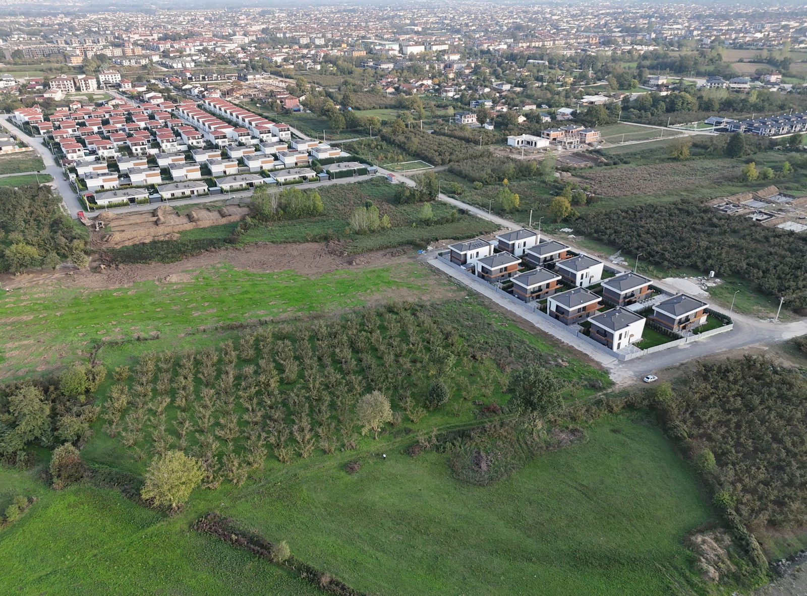 SARAYYERİ MAHALLESİ'NDE 2050 M2 SATILIK ARSA