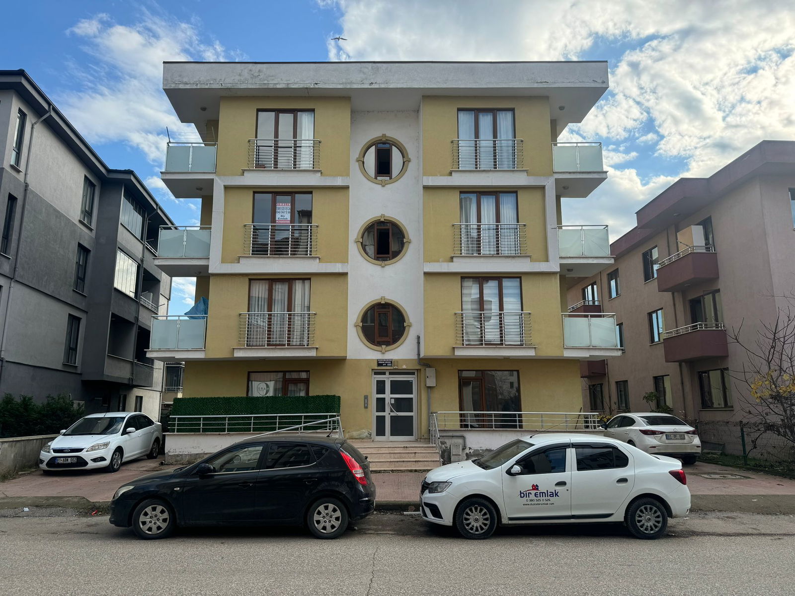 BURHANİYE MAHALLESİ'NDE 3+1 KİRALIK DAİRE