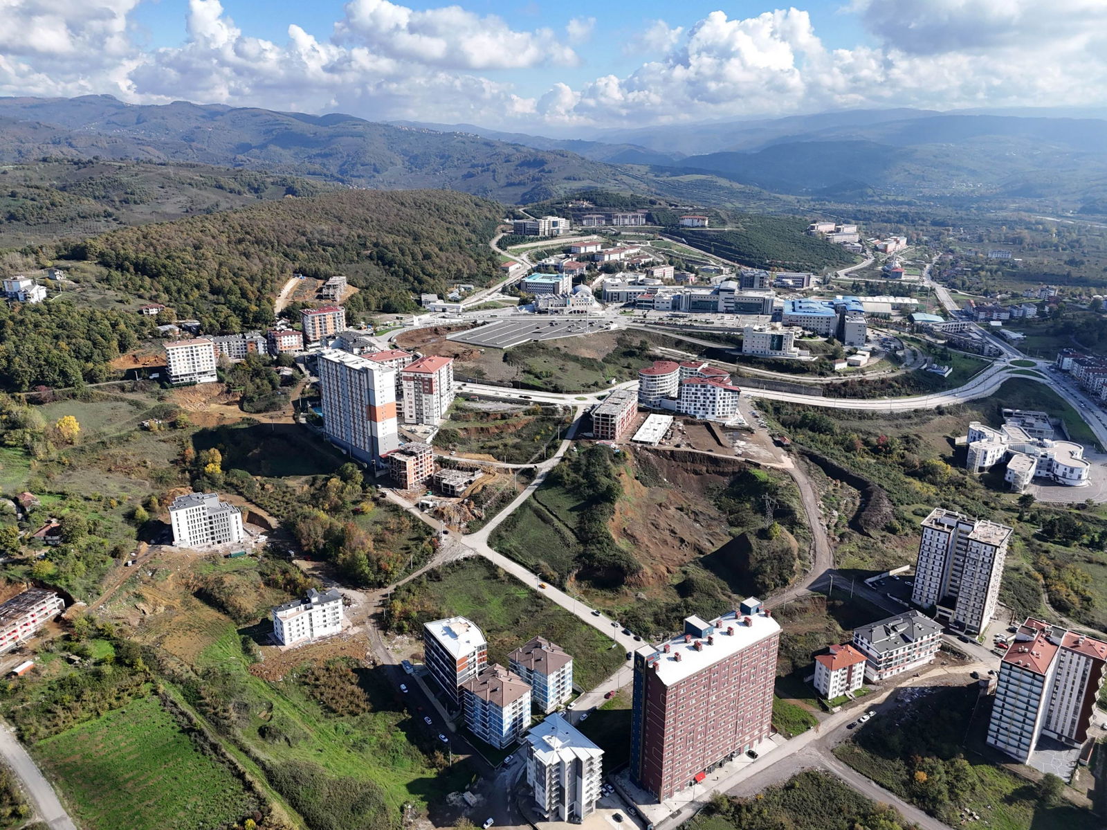 KONURALP ÜNİVERSİTE BÖLGESİ'NDE 1749 M2 SATILIK KUPON ARSA