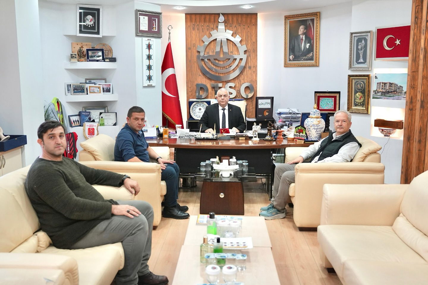 İstanbul Rehberler Odası Başkanı Selçuk Eracun Yönetim Kurulu Başkanımız Erdoğan Bıyık’ı ziyaret etti. 