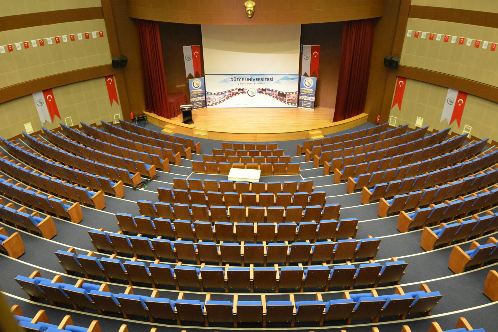 Düzce Üniversitesi Cumhuriyet Konferans Salonu